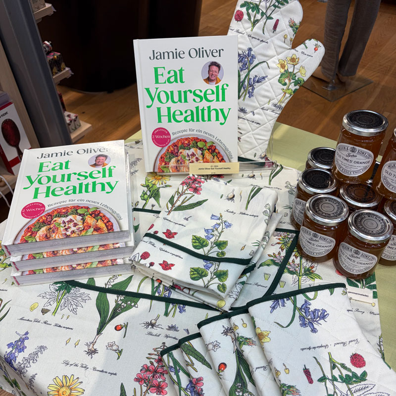 Ein Kochbuch von Jamie Oliver inmitten wundersch�ner K�chen-Accessoires.