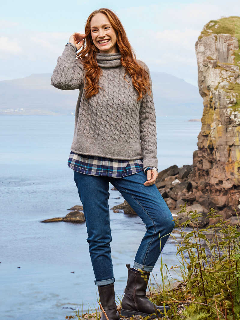 Alternatives Bild 2 zu Zopfstrickpullover mit Rollkragen