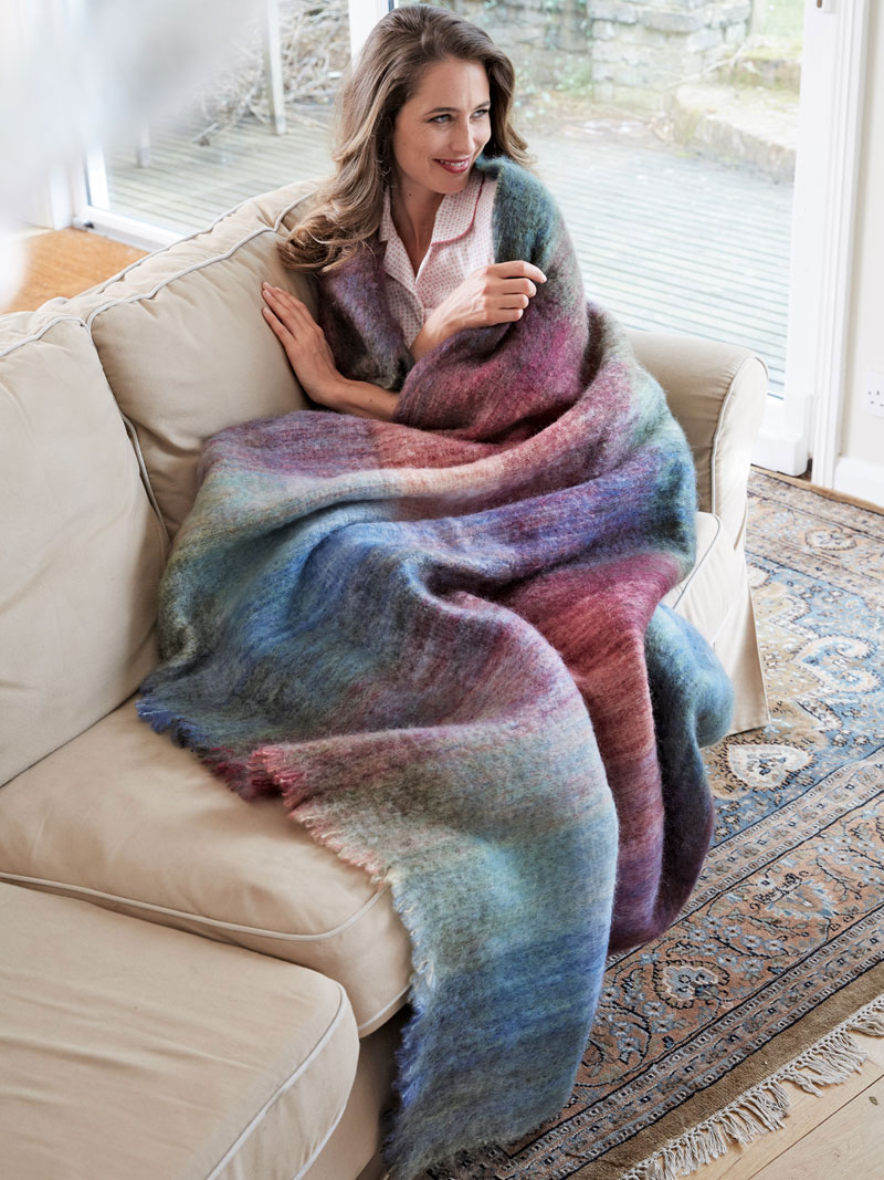 Produktbild zu Bunte Wolldecke aus Mohairwolle