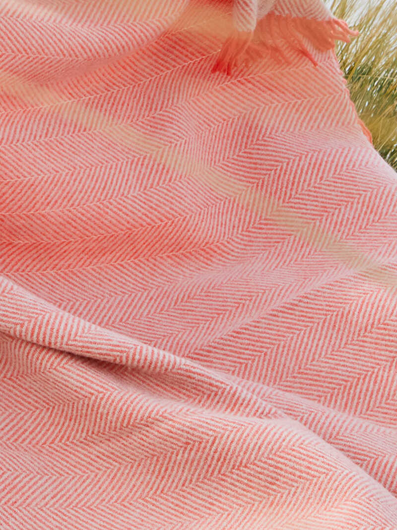 Alternatives Bild 2 zu Rosa Schurwoll-Decke mit Fransen