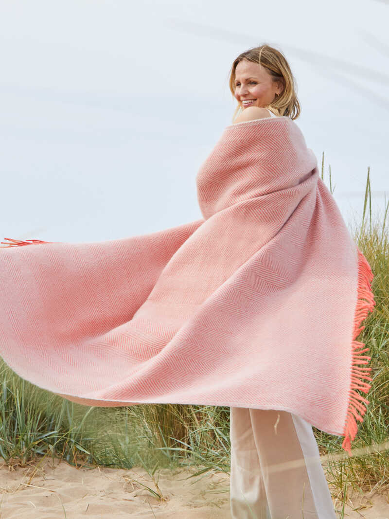 Alternatives Bild 3 zu Rosa Schurwoll-Decke mit Fransen