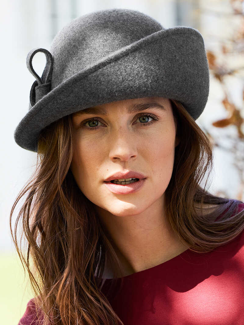 Produktbild zu Damenhut aus Wollfilz asymmetrisch