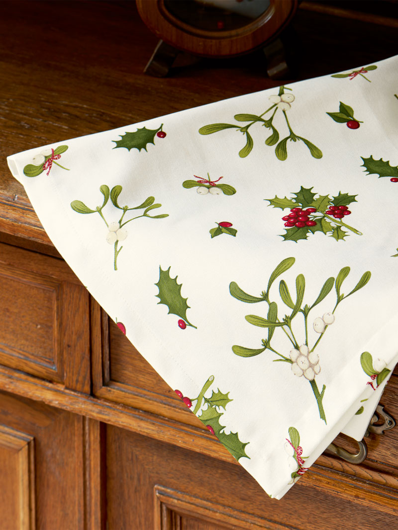 Produktbild zu Weihnachtstischdecke mit Mistelzweigen und Ilex