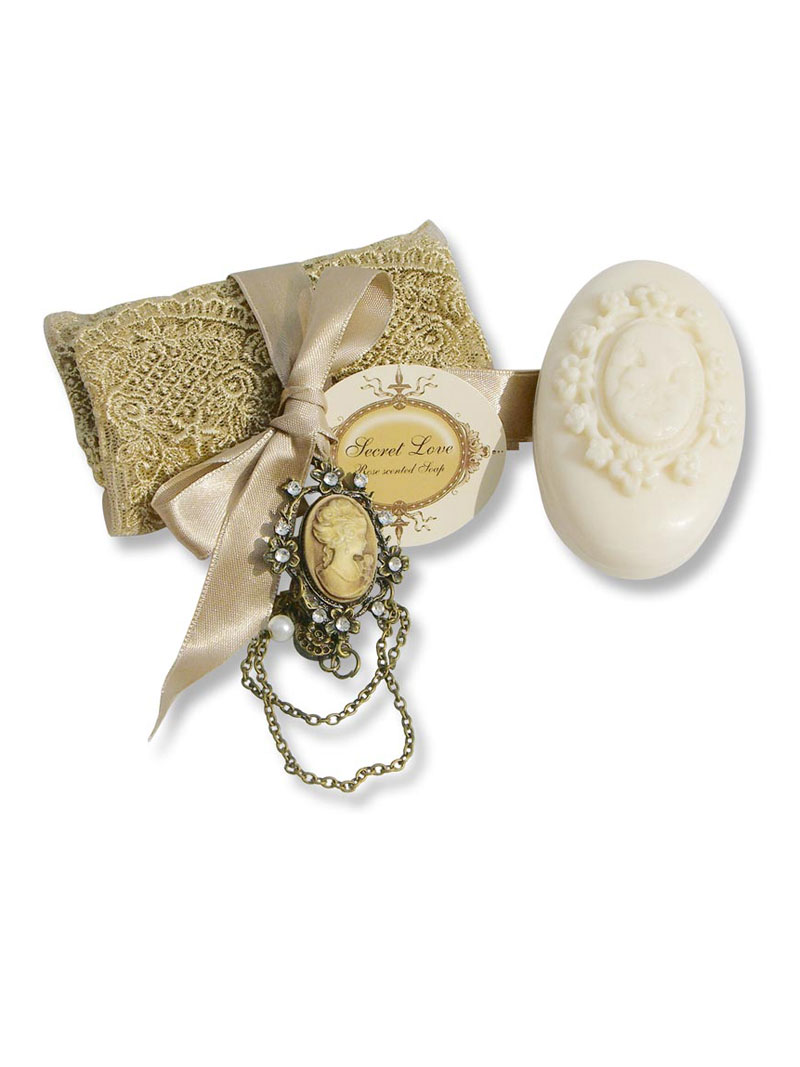 Produktbild zu Rosenseife mit Satinschleife und Medaillon