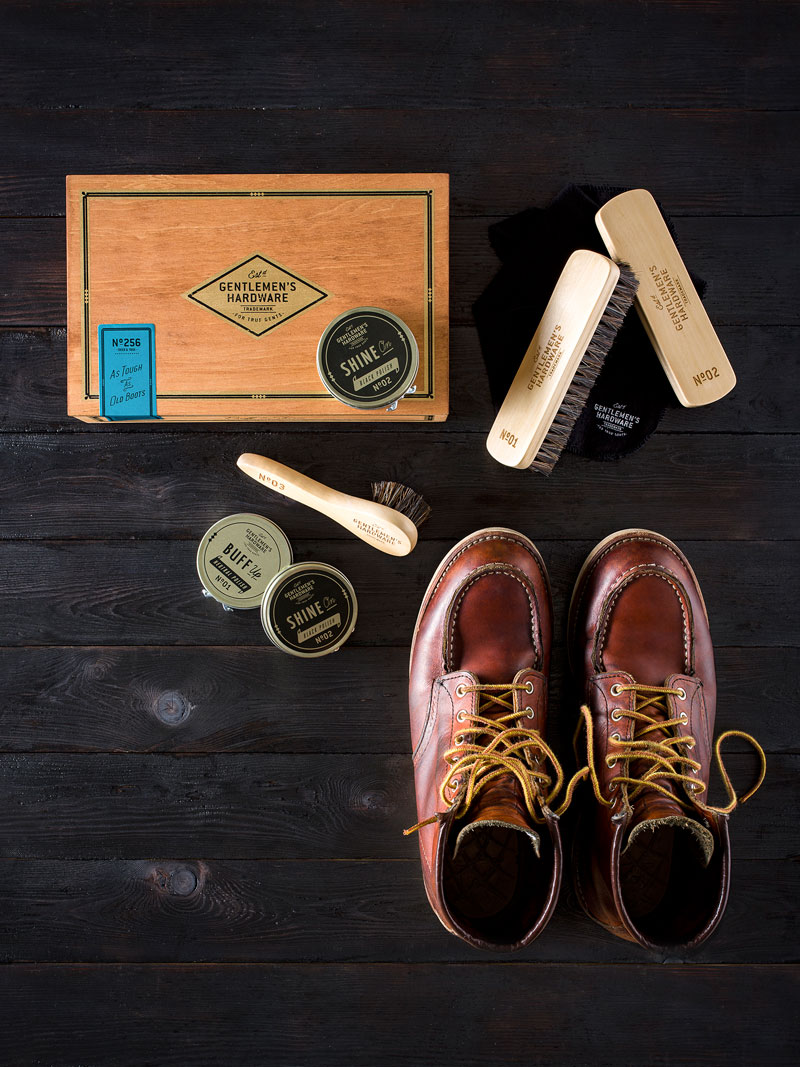 Schuhpflege-Box mit Schuhcreme und Bürsten