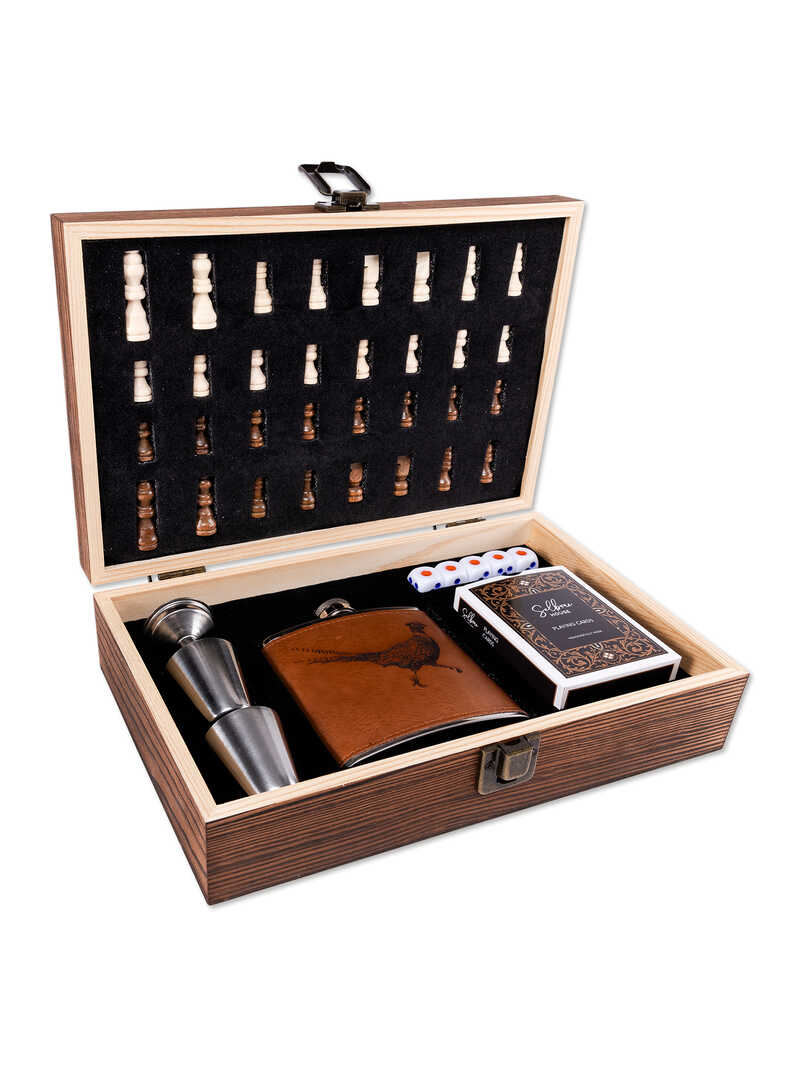 Produktbild zu Spiele-Box mit Schach- und Kartenspiel