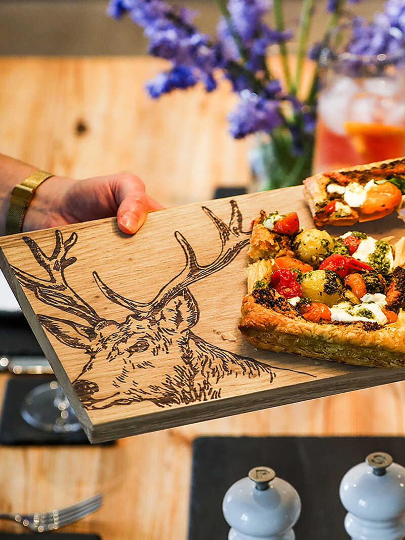 Alternatives Bild 2 zu Serviertablett Hirsch aus schottischer Eiche
