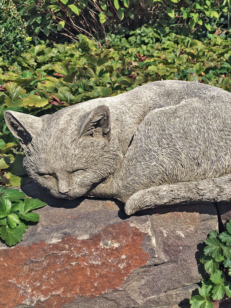 Liegende Katze aus Stein für den Garten