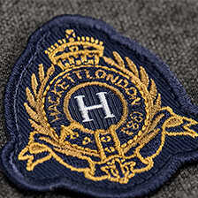 Alernatives Thumbnail 3 zu Graues Langarm-Poloshirt mit Wappen