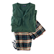 Herrenpyjama mit grünem Oberteil und karierter Pyjamahose