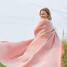 Alernatives Thumbnail 3 zu Rosa Schurwoll-Decke mit Fransen