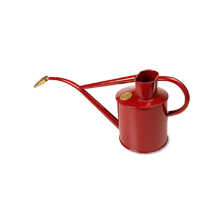 Rote Gie�kanne aus Stahlblech