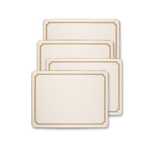 Cremefarbene Tischsets mit goldenem Rand