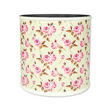 Papierkorb mit englischen Rosen