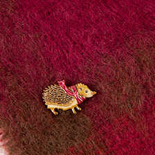 Alernatives Thumbnail 2 zu Emaille-Brosche Igel vergoldet