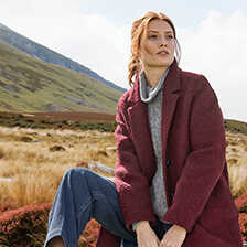 Roter Wollmantel in Boucle-Optik